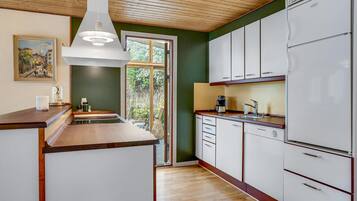 Refrigerador, parrilla de estufa, lavavajillas y cafetera y tetera