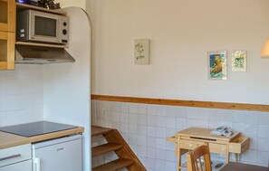 Réfrigérateur, micro-ondes, plaque de cuisson, cafetiÚre/bouilloire
