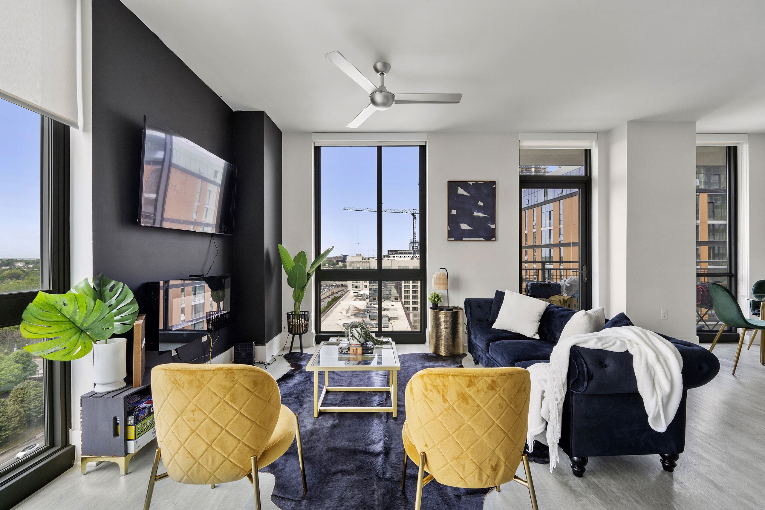 LUXURY CORNER UNIT IN THE HEART OF MIDTOWN-FREE PARKING