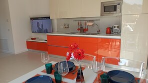 Kühlschrank, Mikrowelle, Herdplatte, Geschirrspüler