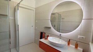 Bruser, hårtørrer, bidet, håndklæder