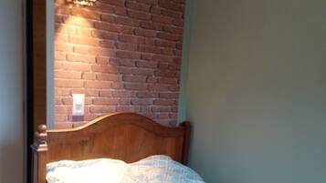 3 bedrooms, travel crib