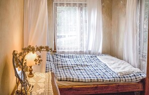 3 bedrooms, travel cot, free WiFi, bed sheets