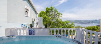 Grandiose panoramic view, holiday home with above ground pool