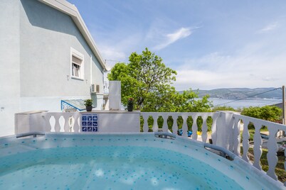 Grandiose panoramic view, holiday home with above ground pool