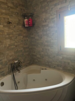 Bañera de hidromasaje, secador de pelo, toallas y jabón