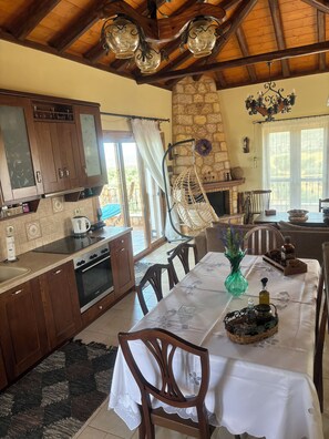 Private kitchen - Villa Othon - Leni
Τhe most beautiful sunsets in the Laconian Gulf. (Μονεμβάσια)