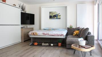 Travel cot, free WiFi, bed sheets