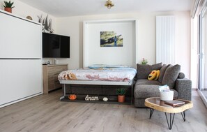 Travel cot, free WiFi, bed sheets