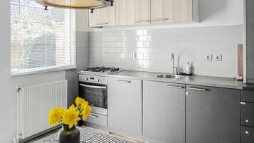 Een koelkast, een kookplaat, een koffiezetapparaat/waterkoker