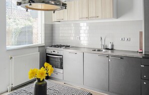Réfrigérateur, micro-ondes, plaque de cuisson, cafetière/bouilloire