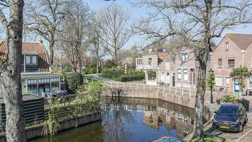 Parkeerplaatsen op het terrein