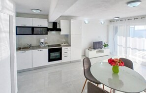 Kylskåp, mikrovågsugn, spishäll och diskmaskin