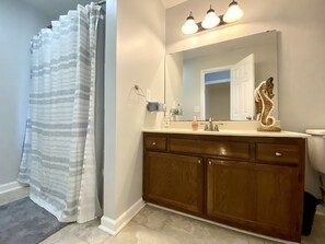 Combined shower/bathtub, towels, soap, toilet paper - The Beach Barn - Dog-Friendly, Sleeps 10, Free Linen, Shibumi & RV Parking (Surf City)