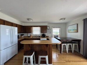 Fridge, microwave, oven, stovetop - The Beach Barn - Dog-Friendly, Sleeps 10, Free Linen, Shibumi & RV Parking (Surf City)