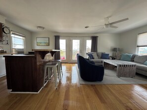 Smart TV - The Beach Barn - Dog-Friendly, Sleeps 10, Free Linen, Shibumi & RV Parking (Surf City)