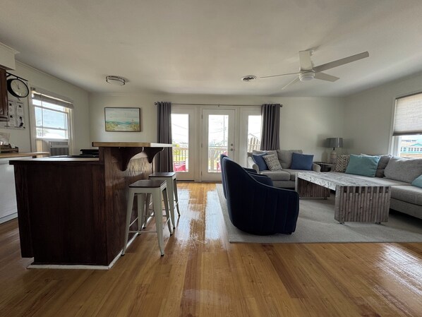 Smart TV - The Beach Barn - Dog-Friendly, Sleeps 10, Free Linen, Shibumi & RV Parking (Surf City)