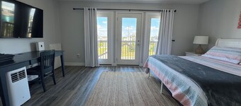 The Beach Barn - Dog-Friendly, Sleeps 10, Free Linen, Shibumi & RV Parking