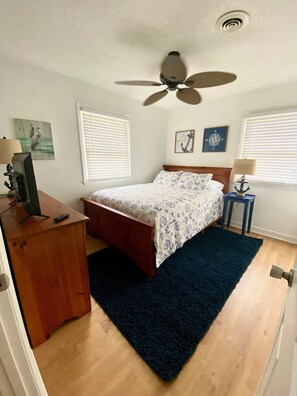 4 bedrooms, iron/ironing board, free WiFi, bed sheets - The Beach Barn - Dog-Friendly, Sleeps 10, Free Linen, Shibumi & RV Parking (Surf City)