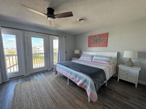 4 bedrooms, iron/ironing board, free WiFi, bed sheets - The Beach Barn - Dog-Friendly, Sleeps 10, Free Linen, Shibumi & RV Parking (Surf City)