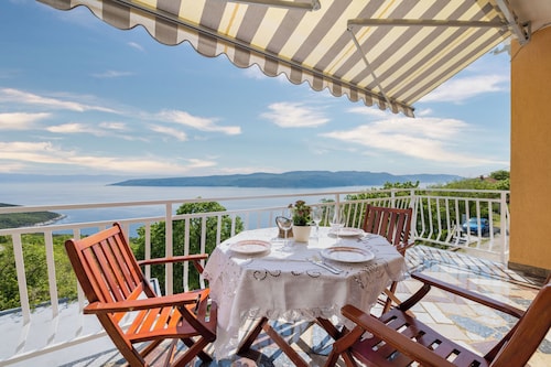 Beautiful apartment with stunning views over Kvarner Bay and above-ground pool