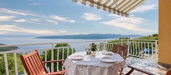Beautiful apartment with stunning views over Kvarner Bay and above-ground pool