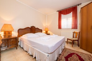 1 slaapkamer, een strijkplank/strijkijzer, gratis wifi, beddengoed