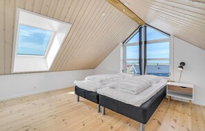 9 bedrooms, travel crib, free WiFi