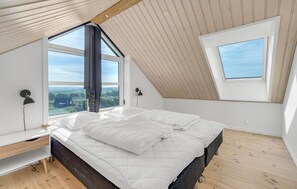 9 bedrooms, travel crib, free WiFi