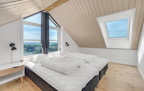9 bedrooms, travel crib, free WiFi