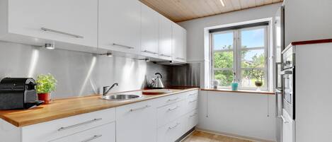 Fridge, oven, stovetop, coffee/tea maker