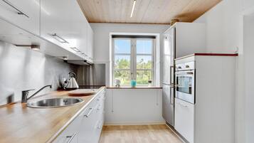 Køleskab, ovn, kogeplade, kaffe-/temaskine