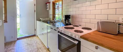 Fridge, oven, stovetop, dishwasher