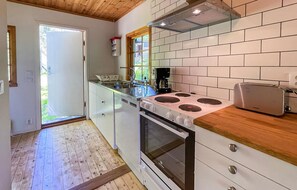 Fridge, oven, stovetop, dishwasher - Gorgeous home in Mollaryd with WiFi (Mollaryd)