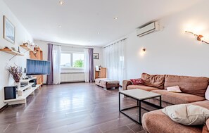 Fernseher, Kamin, DVD-Player