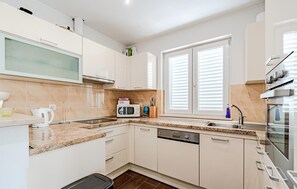 Kühlschrank, Mikrowelle, Herdplatte, Geschirrspüler