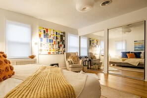 6 bedrooms, desk, iron/ironing board, travel crib