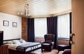 5 bedrooms, travel cot