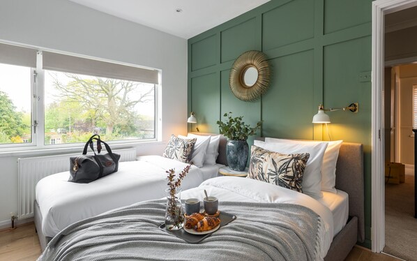 5 bedrooms, Egyptian cotton sheets, desk, iron/ironing board - Exclusive Large Luxury House - Sleeps 9 - Five mins to NEC, BHX, Resorts World (Solihull)