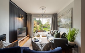 Smart TV, fireplace - Exclusive Large Luxury House - Sleeps 9 - Five mins to NEC, BHX, Resorts World (Solihull)