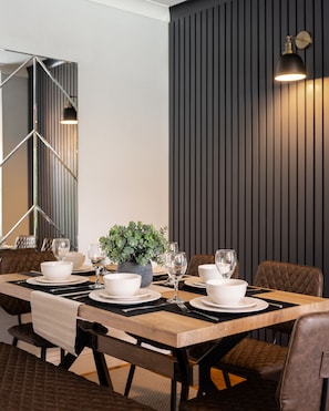 Dining - Exclusive Large Luxury House - Sleeps 9 - Five mins to NEC, BHX, Resorts World (Solihull)