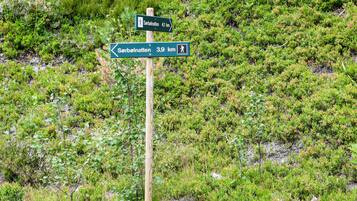 A directional signpost with two signs pointing towards 'Sörbölnatten' at 3.9 km and 4.1 km.