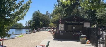 Twain Harte Lake retreat w/ summer lake access, walk to town, close to skiing