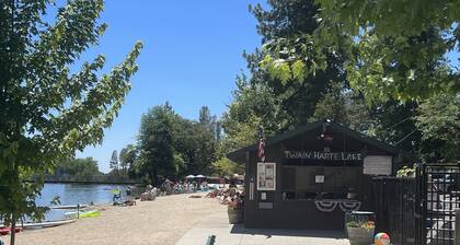 Twain Harte Lake retreat w/ summer lake access, walk to town, close to skiing