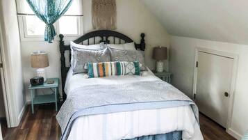 Desk, travel cot, free WiFi, bed sheets