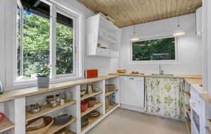 Frigorífic, placa de cuina, rentaplats i cafetera i tetera 