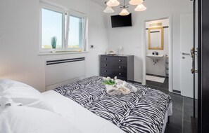 8 chambres, coffres-forts dans les chambres, draps fournis