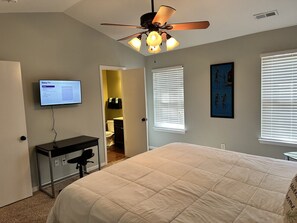 3 bedrooms, desk, iron/ironing board, WiFi - Pet Friendly 3BR Mins to Atrium & Motor Speedway (Concord)