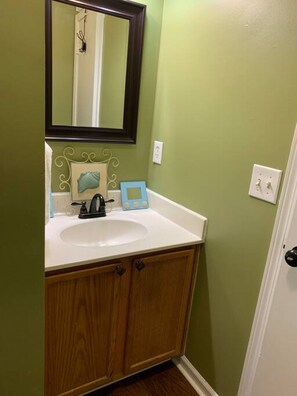 Hair dryer, towels - Pet Friendly 3BR Mins to Atrium & Motor Speedway (Concord)