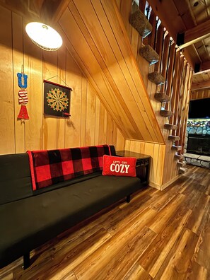 TV connectée, cheminée, lecteur de DVD, baby-foot